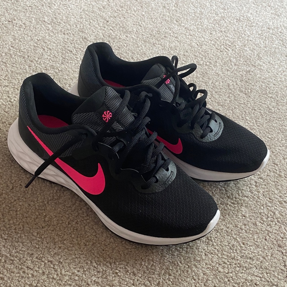 Nike Women's Black and Pink Athletic Shoes